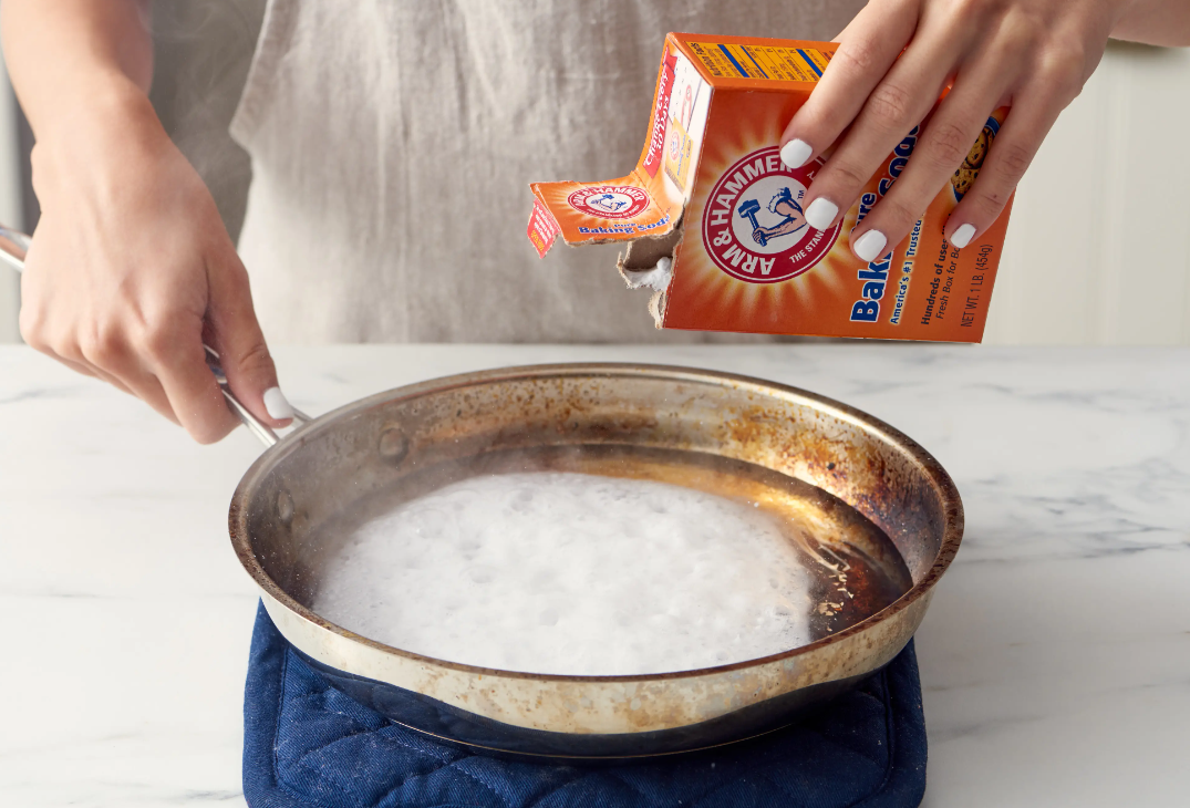 An easy and inexpensive way to clean a burnt pan GRANDMA’S TRICKS